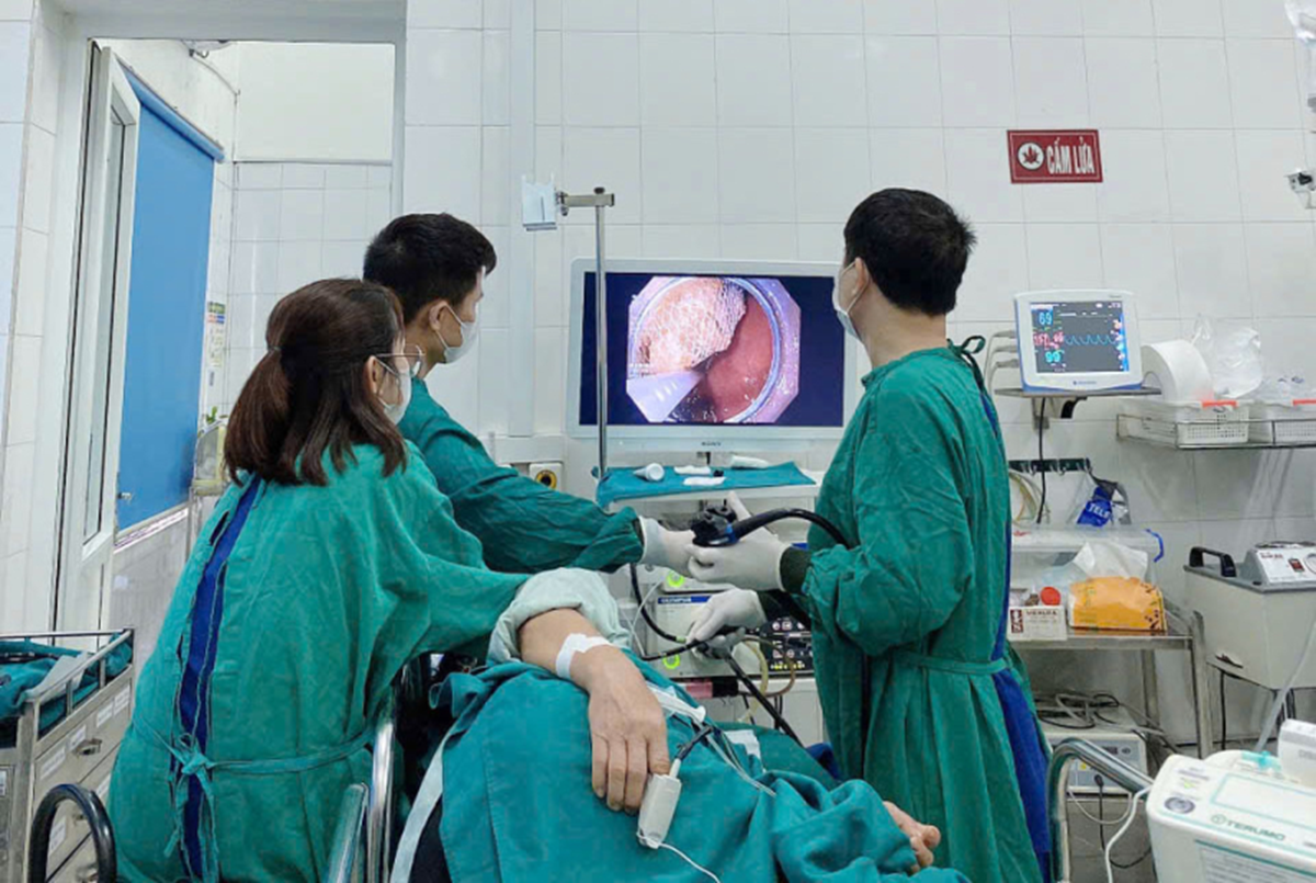 Tưởng đau bụng th&ocirc;ng thường, người đ&agrave;n &ocirc;ng 67 tuổi mang trong m&igrave;nh thứ "đ&aacute;ng sợ" khiến b&aacute;c sĩ kinh ngạc - Ảnh 1.
