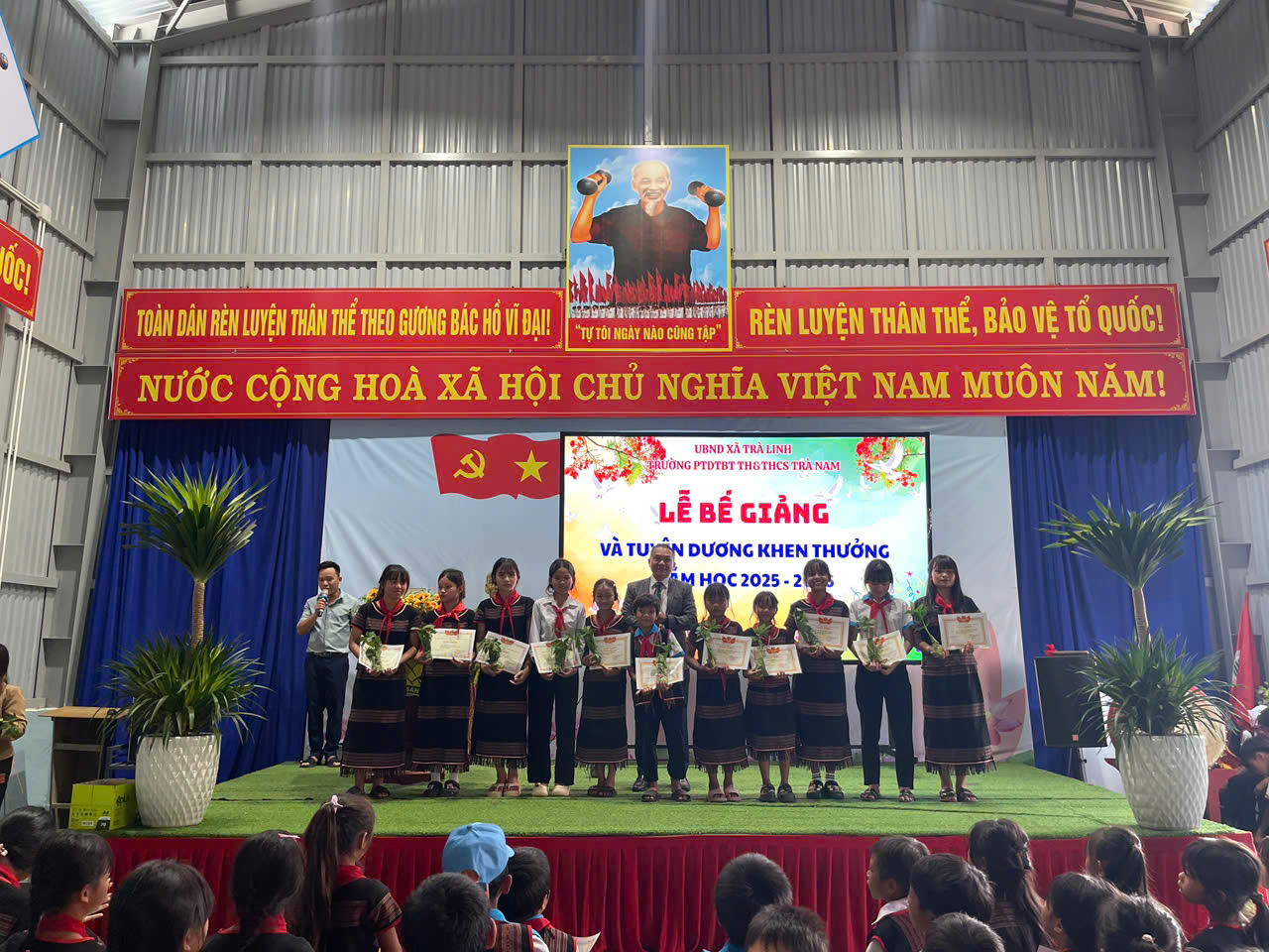 Lễ bế giảng độc lạ, học sinh giỏi được tặng lo&agrave;i c&acirc;y qu&yacute; - Ảnh 1.
