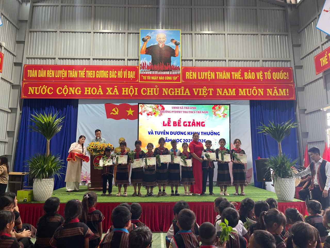 Lễ bế giảng độc lạ, học sinh giỏi được tặng lo&agrave;i c&acirc;y qu&yacute; - Ảnh 2.