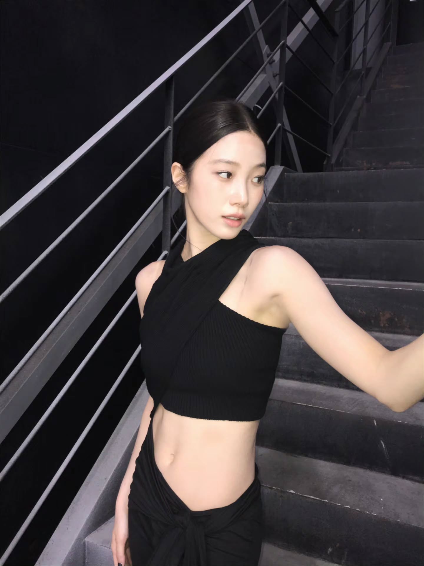 "Bản sao Suzy" khoe cơ bụng n&eacute;t căng, n&eacute;t sang kh&ocirc;ng k&eacute;m Jennie- Ảnh 3.