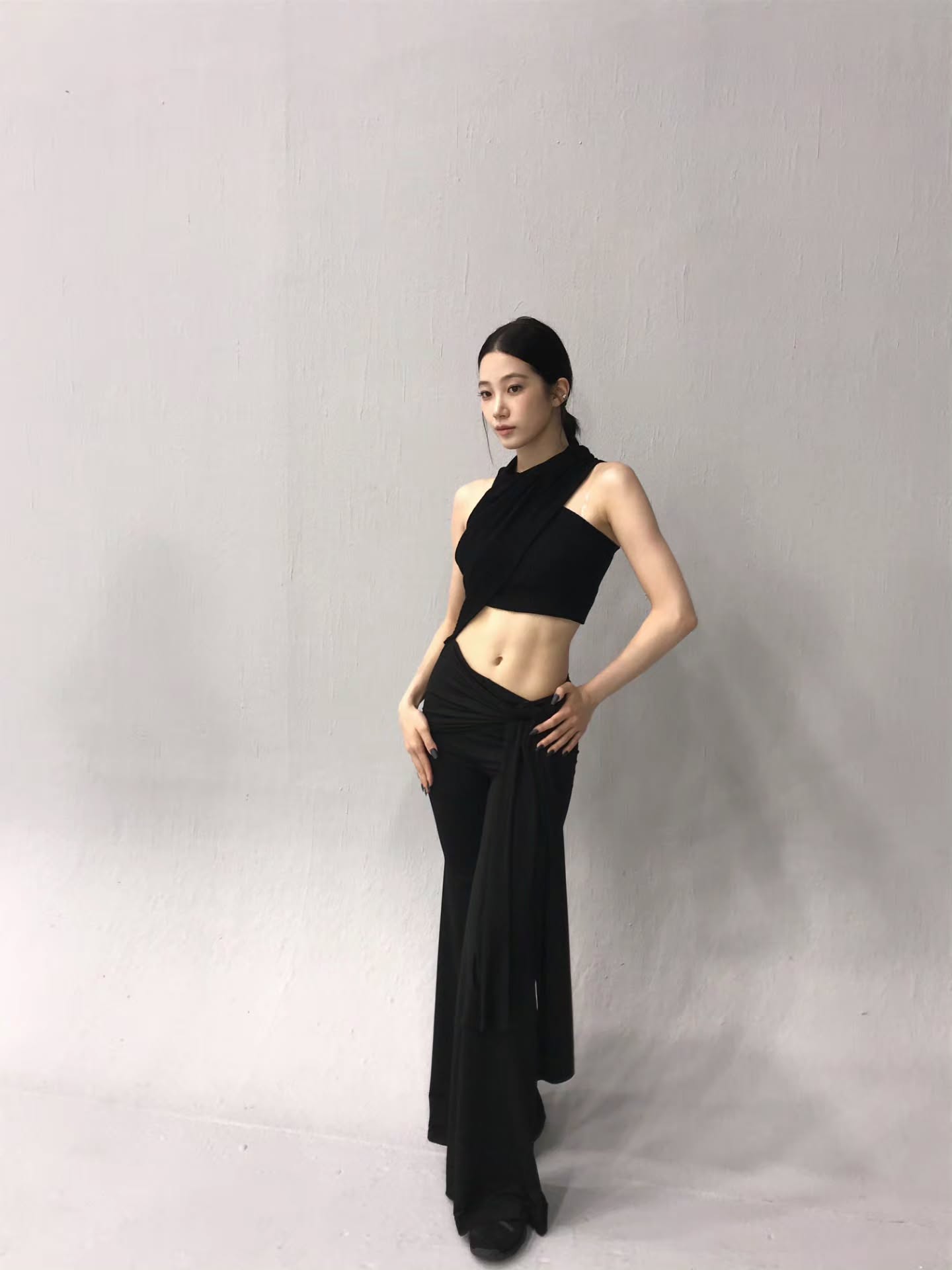 "Bản sao Suzy" khoe cơ bụng n&eacute;t căng, n&eacute;t sang kh&ocirc;ng k&eacute;m Jennie- Ảnh 5.