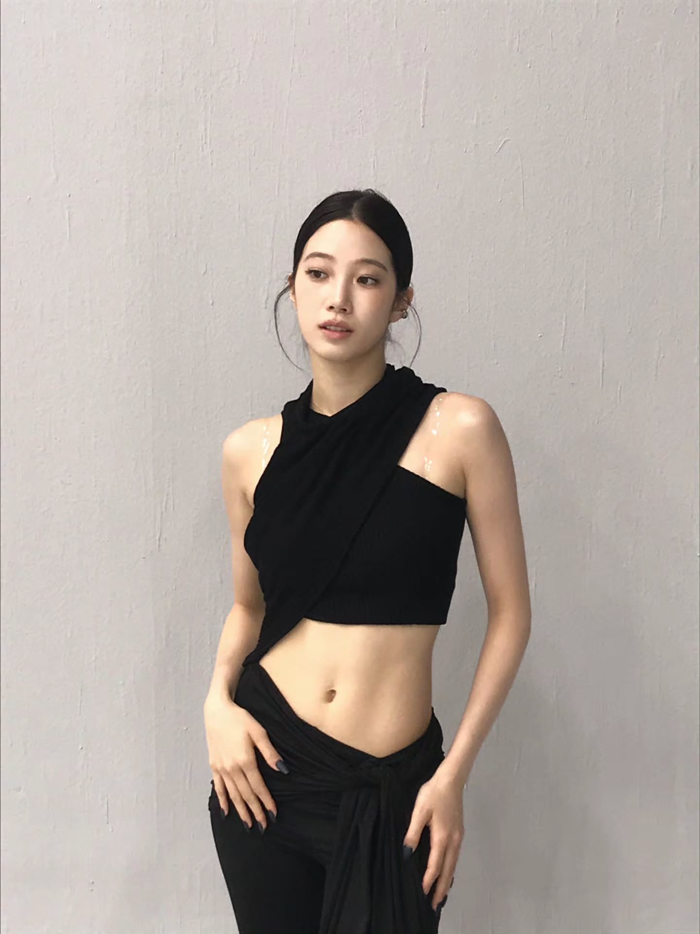 "Bản sao Suzy" khoe cơ bụng n&eacute;t căng, n&eacute;t sang kh&ocirc;ng k&eacute;m Jennie- Ảnh 4.