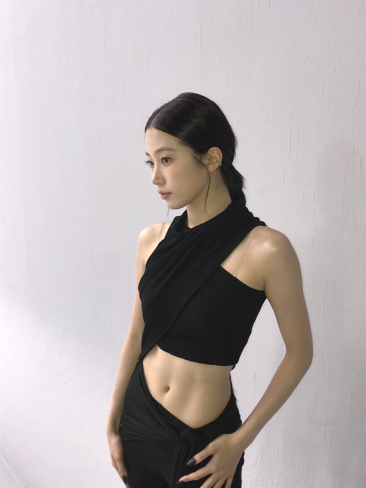 "Bản sao Suzy" khoe cơ bụng n&eacute;t căng, n&eacute;t sang kh&ocirc;ng k&eacute;m Jennie- Ảnh 2.