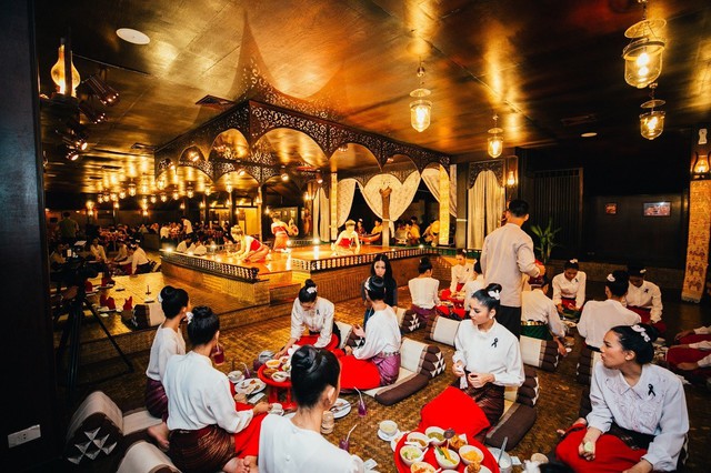 Kh&aacute;ch H&agrave;n Quốc h&aacute; hốc miệng khi đến điểm nổi tiếng ở TP.HCM v&agrave;o buổi tối, thốt l&ecirc;n: "Thật sự rất kh&aacute;c!"- Ảnh 6.