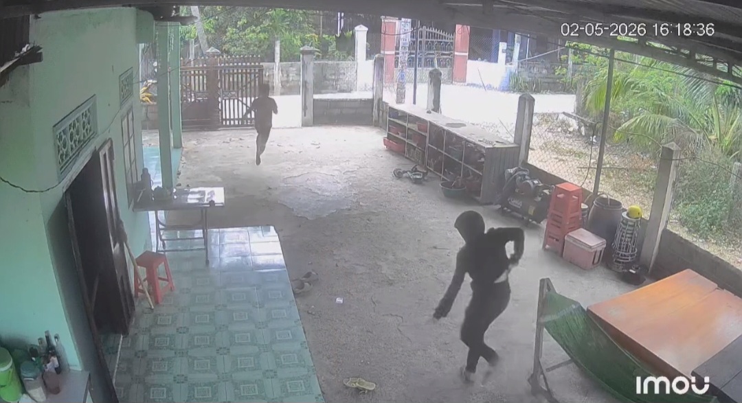 CLIP: Táo tợn vào sân trộm xe, rút hung khí đe doạ chủ nhà- Ảnh 1.