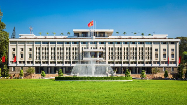Kh&aacute;ch H&agrave;n Quốc h&aacute; hốc miệng khi đến điểm nổi tiếng ở TP.HCM v&agrave;o buổi tối, thốt l&ecirc;n: "Thật sự rất kh&aacute;c!"- Ảnh 1.