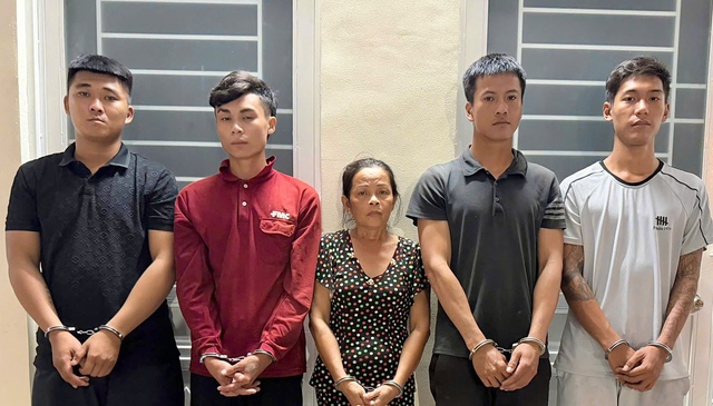 Thi hành lệnh bắt tạm giam bà Nguyễn Thị Sương 60 tuổi- Ảnh 1.