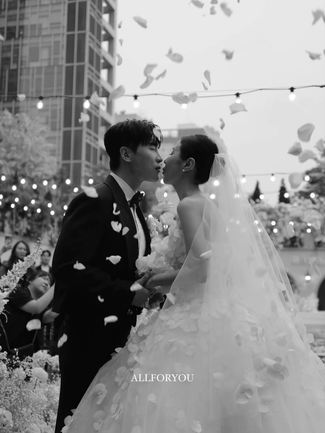 Đ&aacute;m cưới mỹ nh&acirc;n Gia Đ&igrave;nh L&agrave; Số 1 v&agrave; ca sĩ k&eacute;m 7 tuổi tai tiếng nhất showbiz: MC quốc d&acirc;n c&ugrave;ng d&agrave;n sao chiếm spotlight- Ảnh 5.