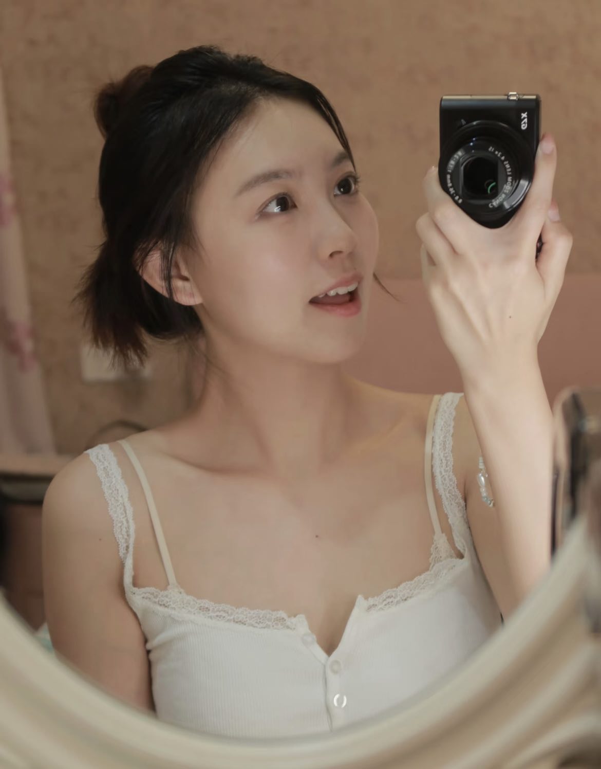 B&igrave;nh thường ho&aacute; chuyện lộ d&acirc;y &aacute;o l&oacute;t, c&oacute; nhiều c&aacute;ch được mọi người khen đẹp đ&acirc;y n&agrave;y!- Ảnh 1.