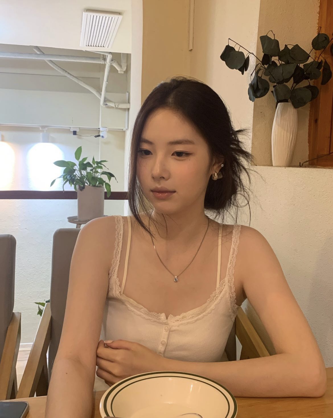 B&igrave;nh thường ho&aacute; chuyện lộ d&acirc;y &aacute;o l&oacute;t, c&oacute; nhiều c&aacute;ch được mọi người khen đẹp đ&acirc;y n&agrave;y!- Ảnh 2.