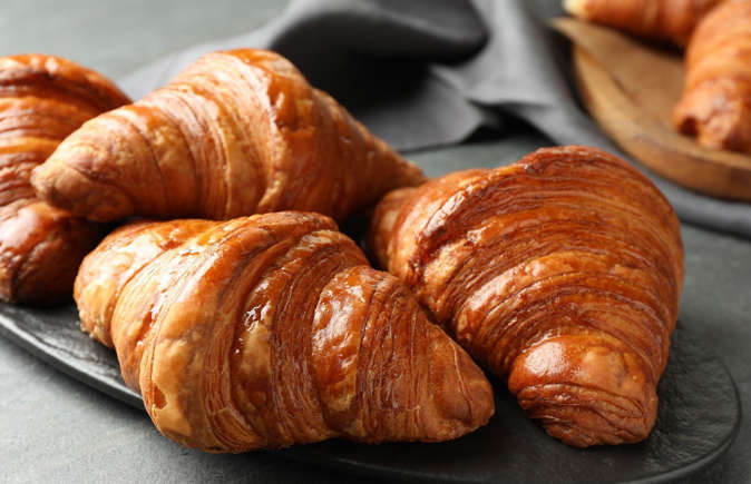 Croissant - chiếc bánh nhiều người Việt không biết cách đọc: Đừng phát âm “cờ-roi-sừn” nữa!- Ảnh 1.
