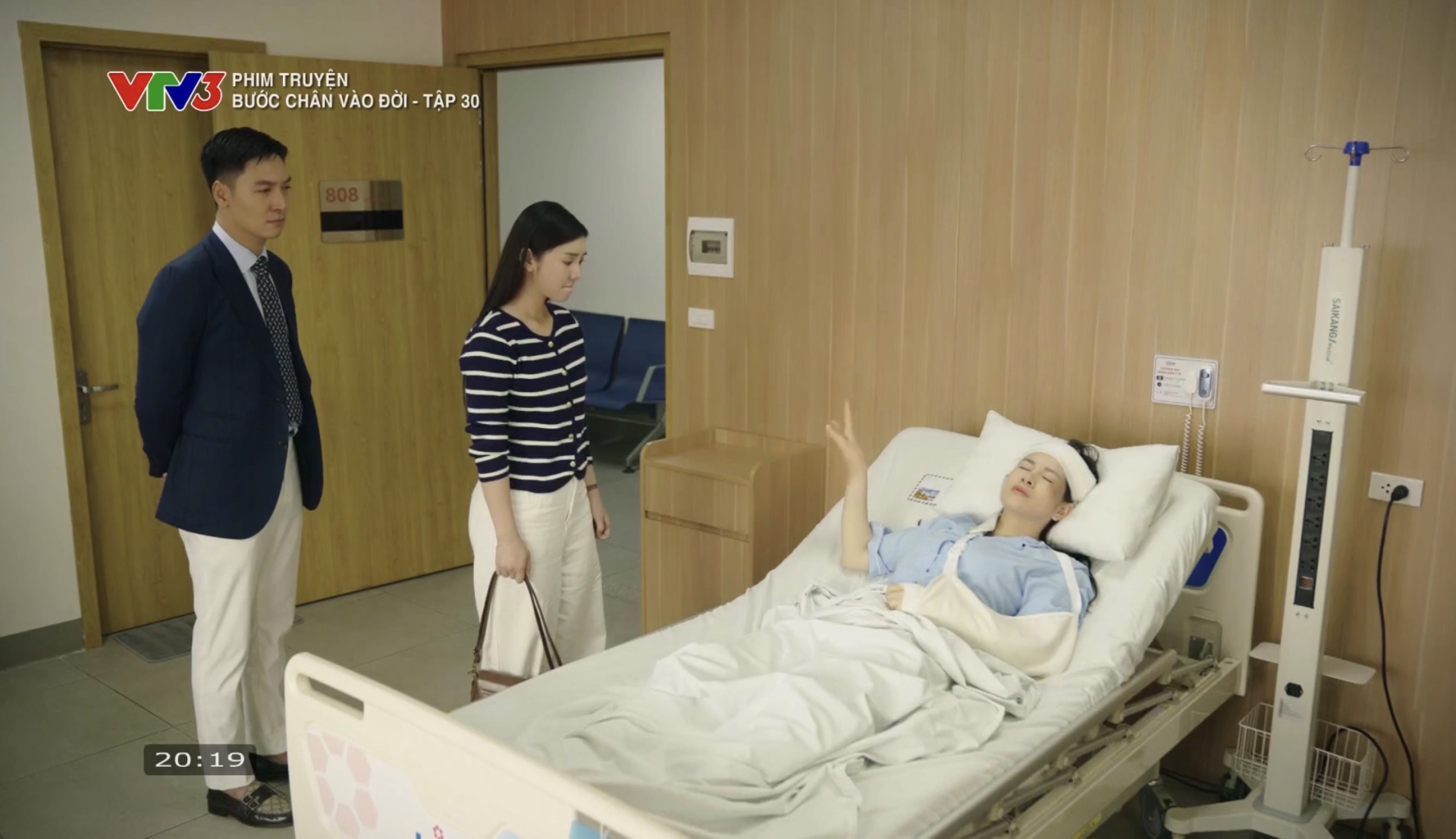 Lạ đời phim Việt c&oacute; d&agrave;n diễn vi&ecirc;n thi nhau nhập viện: Kh&ocirc;ng tai nạn, đ&aacute;nh nhau th&igrave; cũng lăn đ&ugrave;ng ra ngất- Ảnh 1.