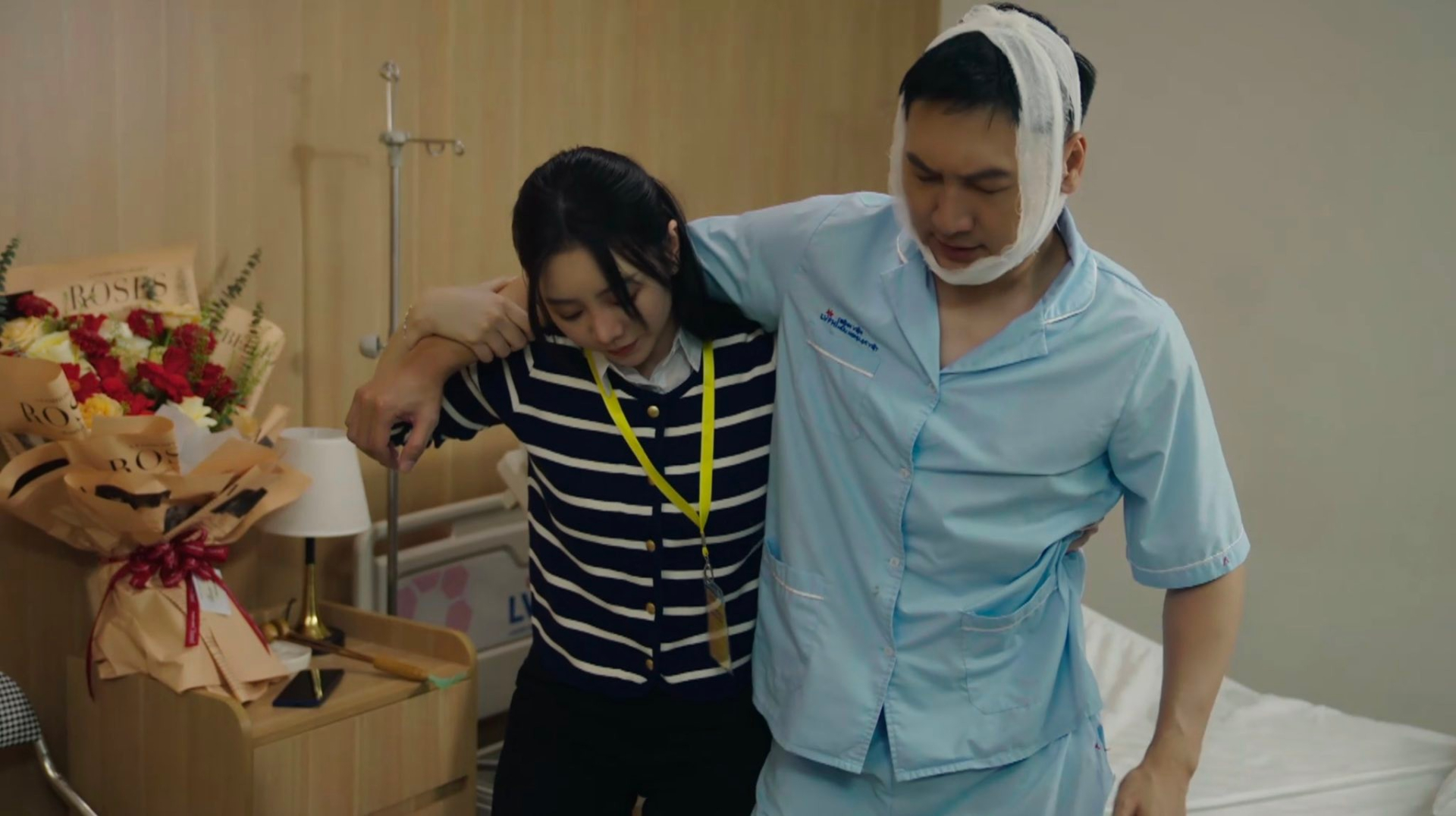 Lạ đời phim Việt c&oacute; d&agrave;n diễn vi&ecirc;n thi nhau nhập viện: Kh&ocirc;ng tai nạn, đ&aacute;nh nhau th&igrave; cũng lăn đ&ugrave;ng ra ngất- Ảnh 6.