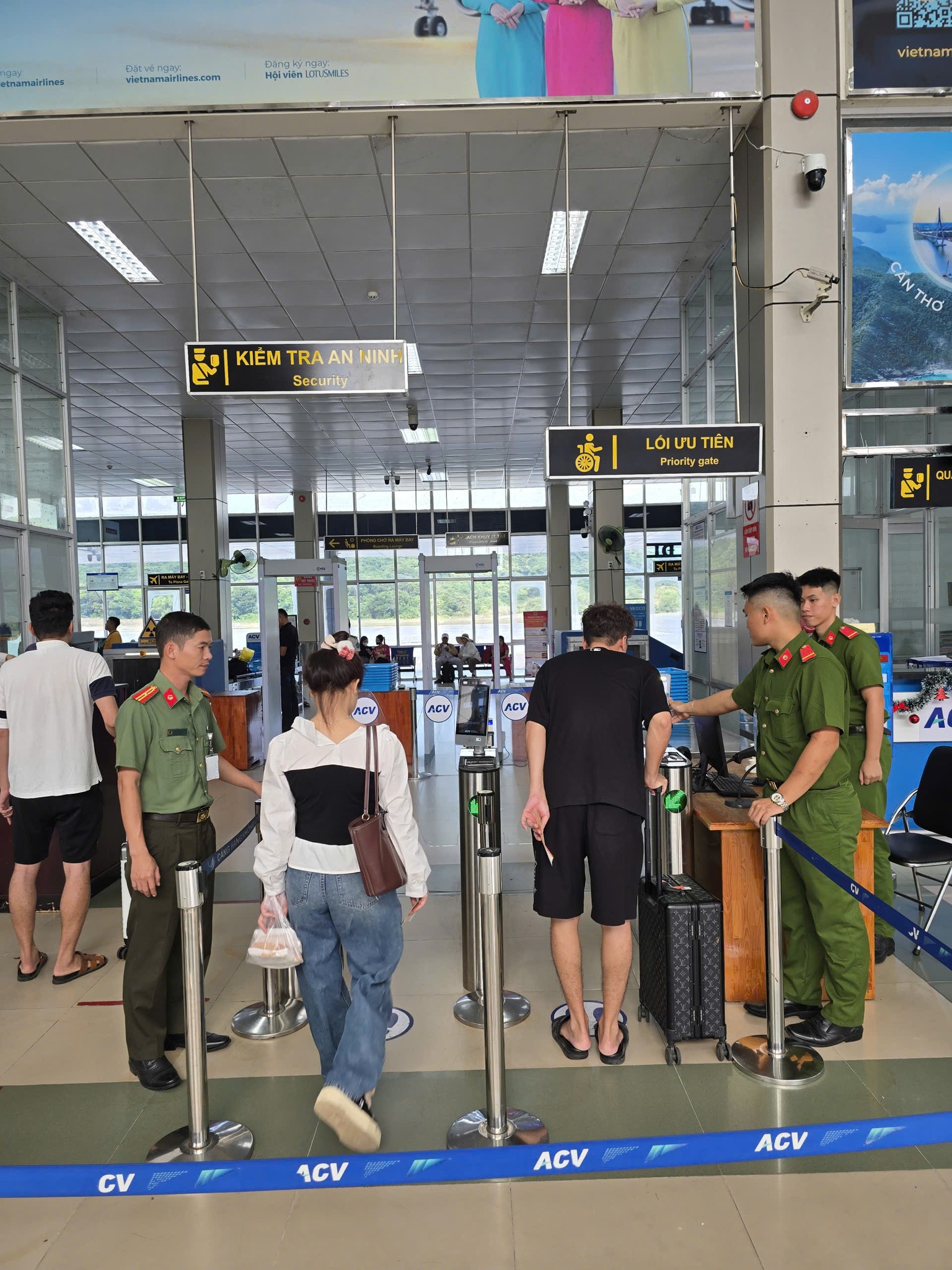 &Aacute;p dụng quy định mới khi nhập cảnh S&acirc;n bay Quốc tế T&acirc;n Sơn Nhất - Ảnh 1.