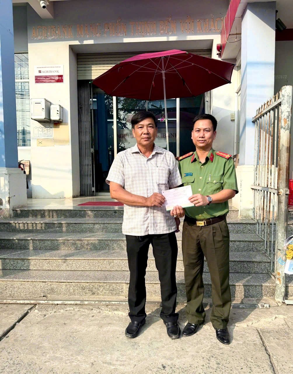 Tài khoản chủ công ty lương thực phát sinh 211 triệu đồng chuyển khoản với 1 Đại uý: Công an và Agribank vào cuộc xác minh- Ảnh 1.