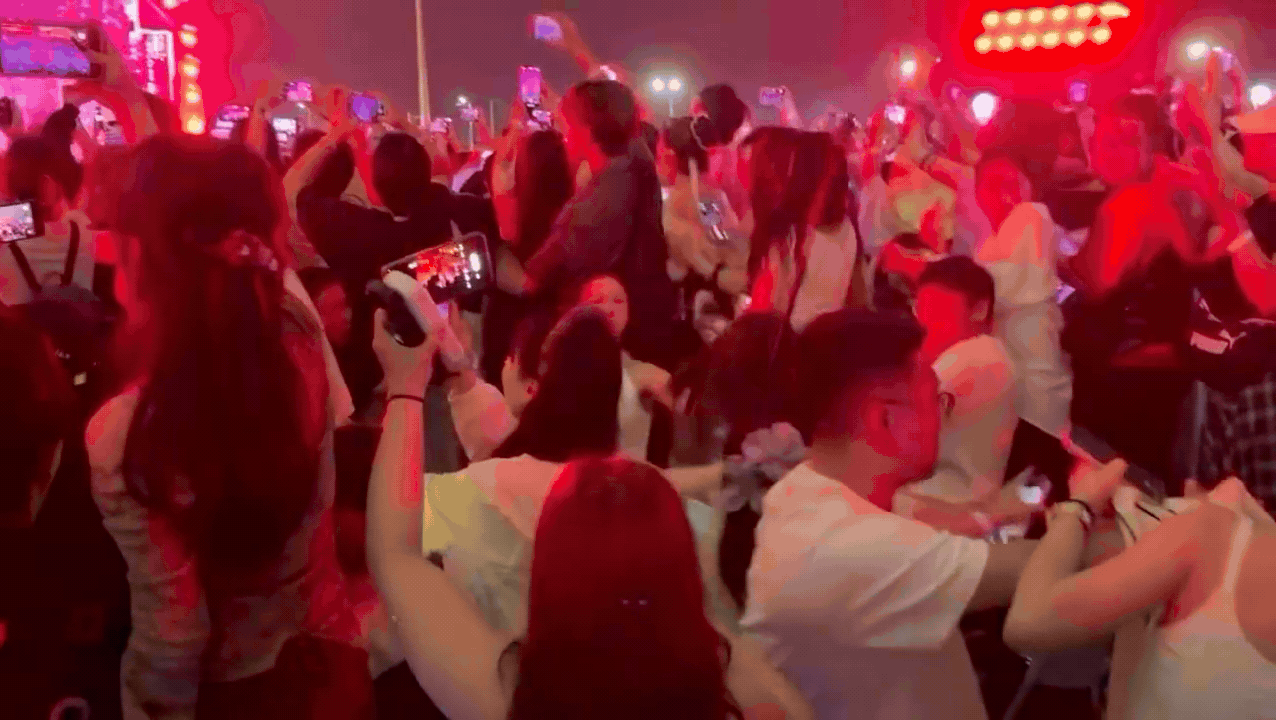 Dừng concert c&oacute; G-DRAGON, đ&aacute;m đ&ocirc;ng hỗn loạn kh&oacute; kiểm so&aacute;t - Ảnh 3.