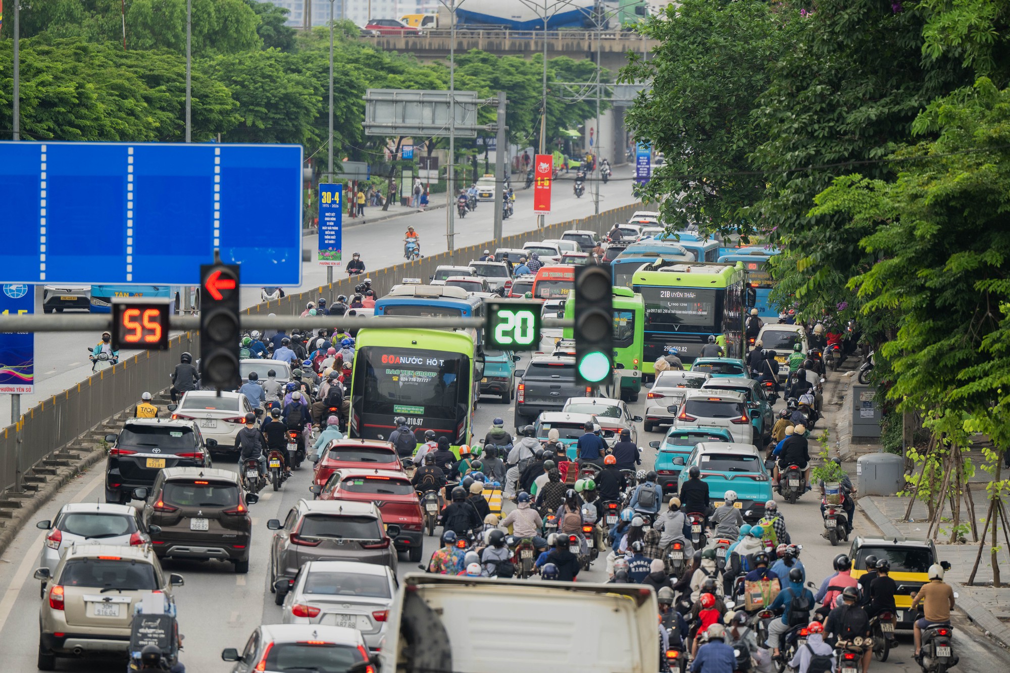 Dấu hiệu HẾT LỄ ch&iacute;nh l&agrave; cảnh tr&aacute;i ngược tr&ecirc;n 2 l&agrave;n đường cửa ng&otilde; l&uacute;c n&agrave;y! - Ảnh 13.