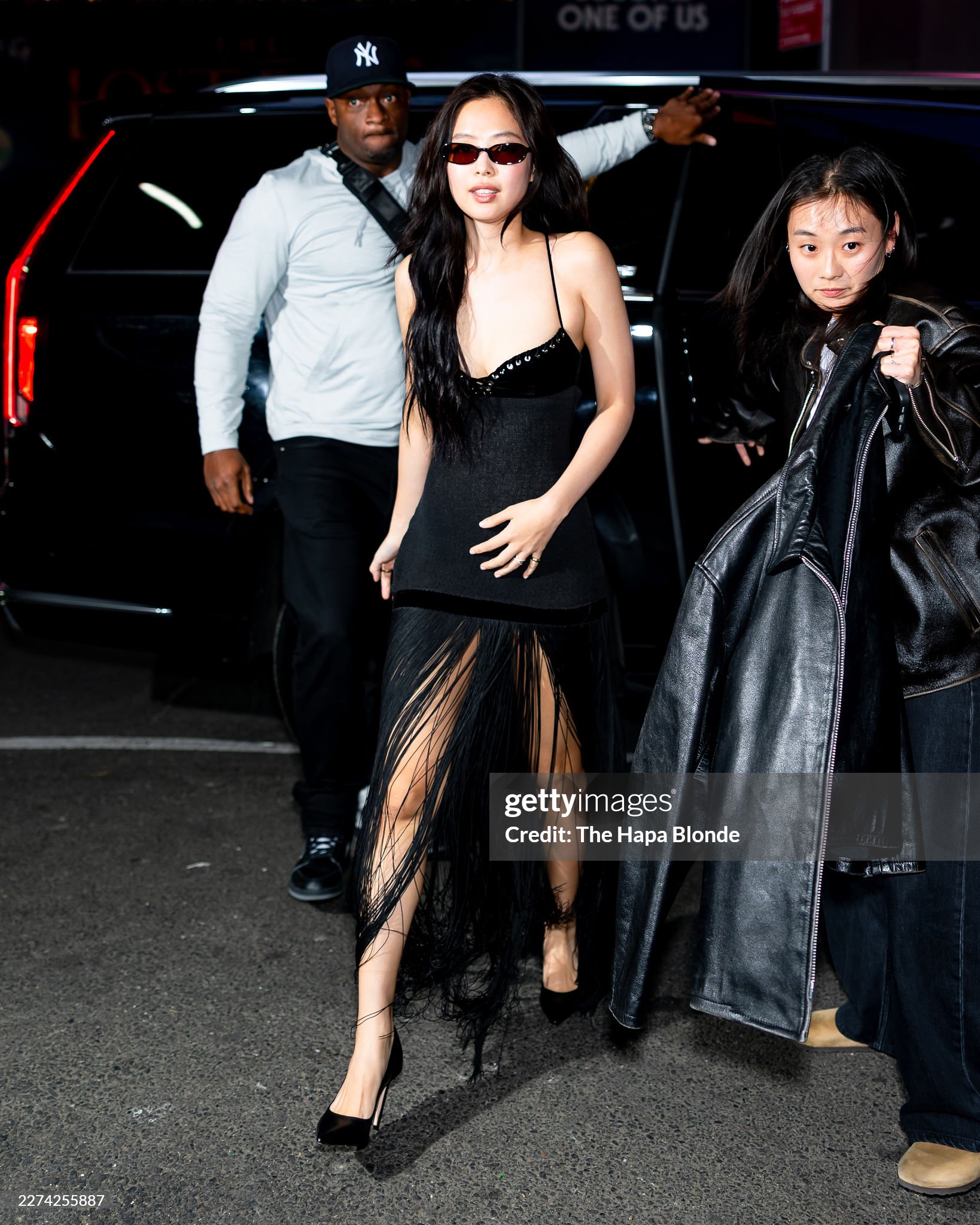 Jennie "nổ ph&aacute;t s&uacute;ng" đầu ti&ecirc;n tại Met Gala: Sexy xịt m&aacute;u thế n&agrave;y ai chịu nổi!- Ảnh 1.
