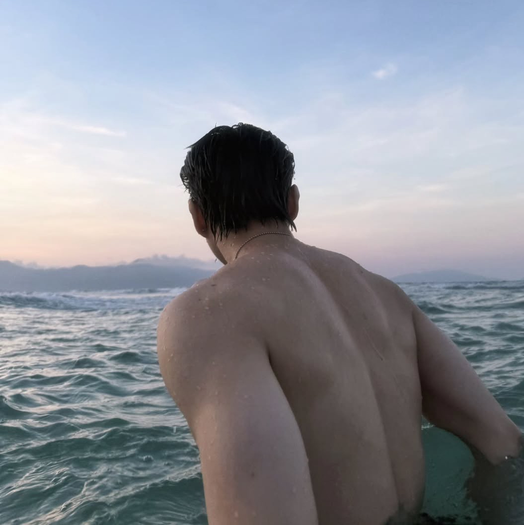 HIEUTHUHAI cởi &aacute;o khoe lưng trần giữa biển, bạn g&aacute;i liền c&oacute; phản ứng- Ảnh 4.