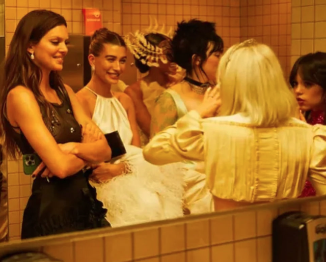 G&oacute;c sống ảo &ldquo;chui&rdquo; quyền lực nhất Met Gala: Jennie phải tranh suất check-in, năm n&agrave;o netizen cũng h&oacute;ng- Ảnh 7.