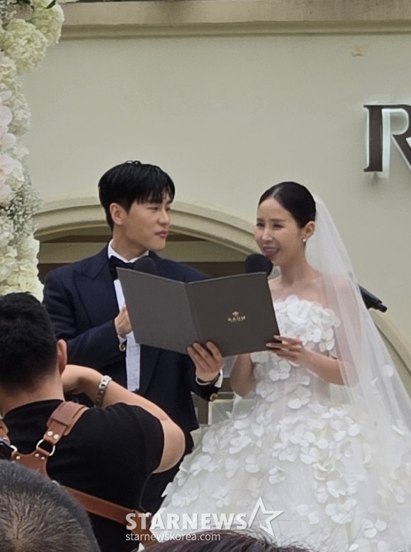 Đ&aacute;m cưới mỹ nh&acirc;n Gia Đ&igrave;nh L&agrave; Số 1 v&agrave; ca sĩ k&eacute;m 7 tuổi tai tiếng nhất showbiz: MC quốc d&acirc;n c&ugrave;ng d&agrave;n sao chiếm spotlight- Ảnh 3.