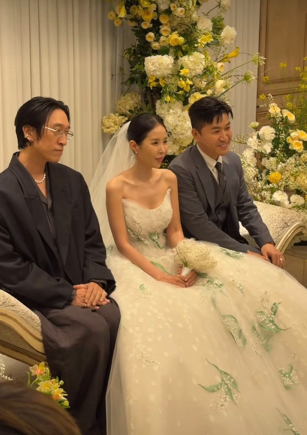 Đ&aacute;m cưới mỹ nh&acirc;n Gia Đ&igrave;nh L&agrave; Số 1 v&agrave; ca sĩ k&eacute;m 7 tuổi tai tiếng nhất showbiz: MC quốc d&acirc;n c&ugrave;ng d&agrave;n sao chiếm spotlight- Ảnh 11.