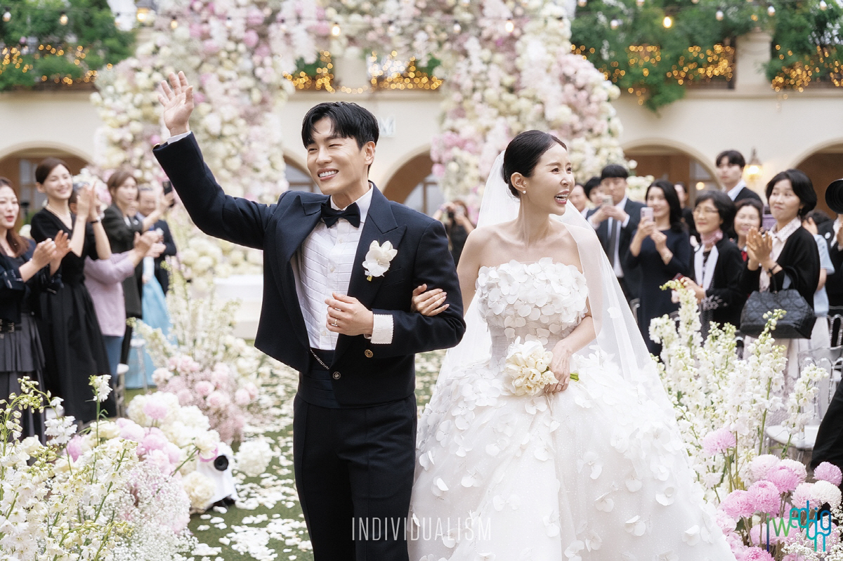 Đ&aacute;m cưới mỹ nh&acirc;n Gia Đ&igrave;nh L&agrave; Số 1 v&agrave; ca sĩ k&eacute;m 7 tuổi tai tiếng nhất showbiz: MC quốc d&acirc;n c&ugrave;ng d&agrave;n sao chiếm spotlight- Ảnh 1.