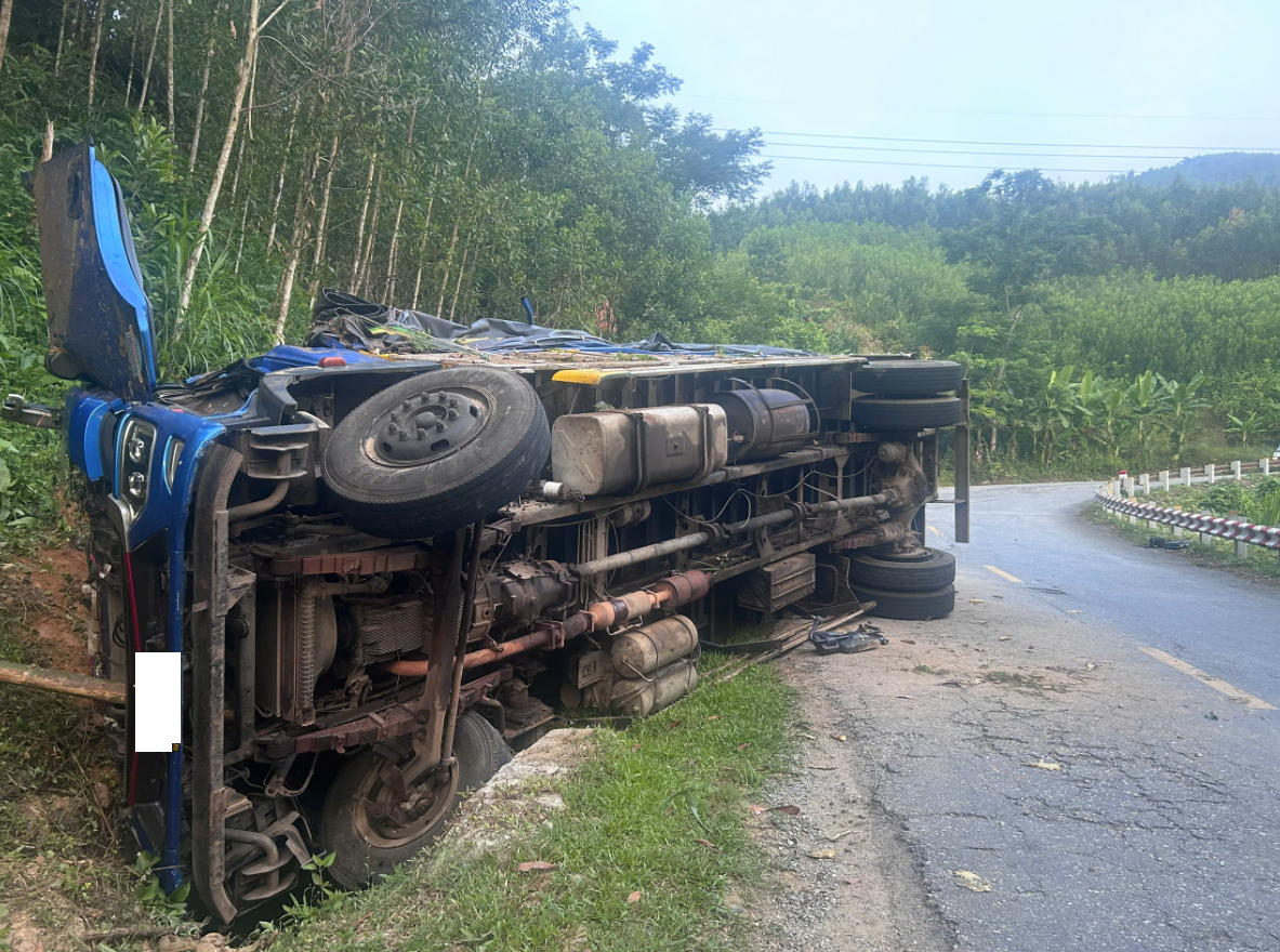 Lật xe tại đ&egrave;o Violak, 2 người tử vong- Ảnh 2.
