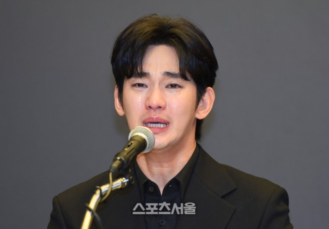 Kim Soo Hyun vừa cảm ơn v&igrave; được minh oan, liền bị đ&agrave;o tin nhắn "Anh y&ecirc;u em" với trẻ vị th&agrave;nh ni&ecirc;n- Ảnh 1.