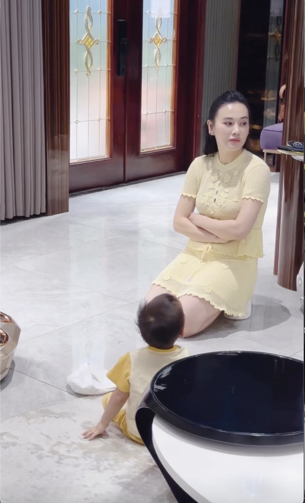 Phương Oanh hiện tại: Sống trong biệt thự, một m&igrave;nh đối diện với những "cơn b&atilde;o" của 2 con- Ảnh 2.