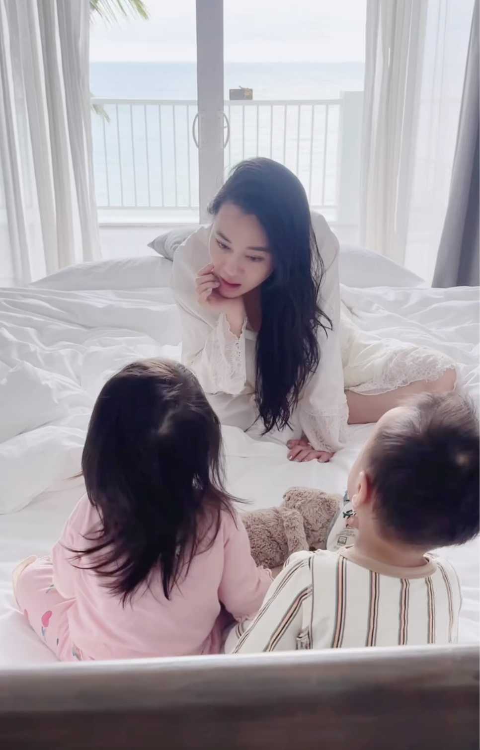 Phương Oanh hiện tại: Sống trong biệt thự, một m&igrave;nh đối diện với những "cơn b&atilde;o" của 2 con- Ảnh 1.