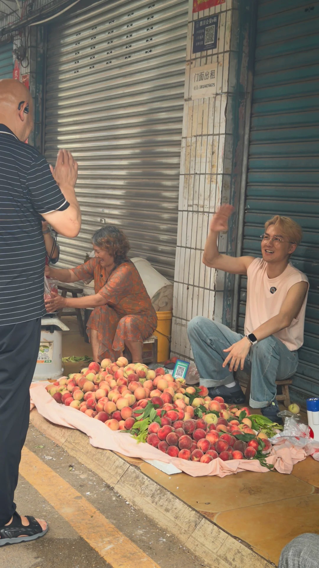 Bắt gặp 1 Anh Trai Ch&ocirc;ng Gai ngồi vỉa h&egrave; b&aacute;n tr&aacute;i c&acirc;y, diện mạo đen nhẻm hốc h&aacute;c g&acirc;y x&ocirc;n xao- Ảnh 2.