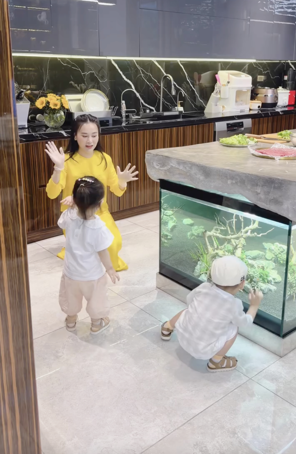 Phương Oanh hiện tại: Sống trong biệt thự, một m&igrave;nh đối diện với những "cơn b&atilde;o" của 2 con- Ảnh 3.