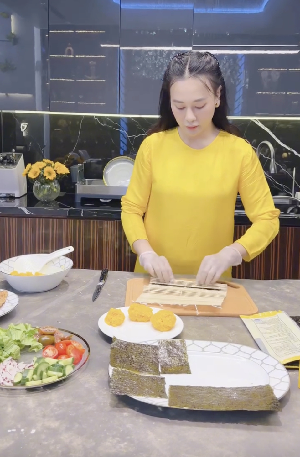 Phương Oanh hiện tại: Sống trong biệt thự, một m&igrave;nh đối diện với những "cơn b&atilde;o" của 2 con- Ảnh 6.