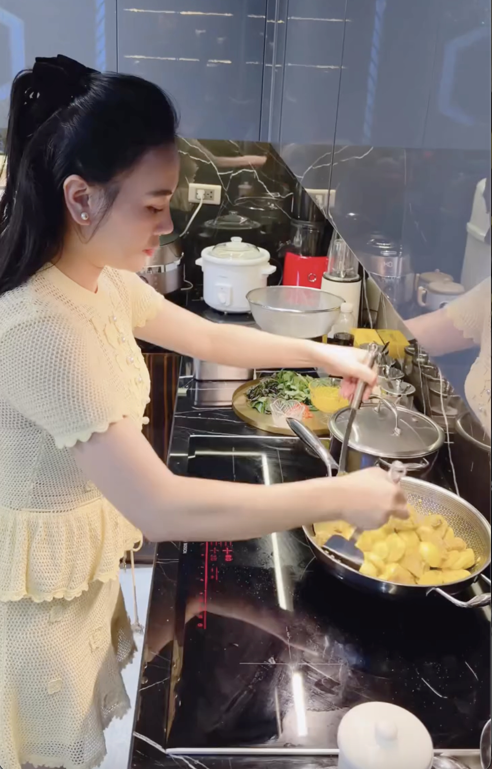 Phương Oanh hiện tại: Sống trong biệt thự, một m&igrave;nh đối diện với những "cơn b&atilde;o" của 2 con- Ảnh 5.