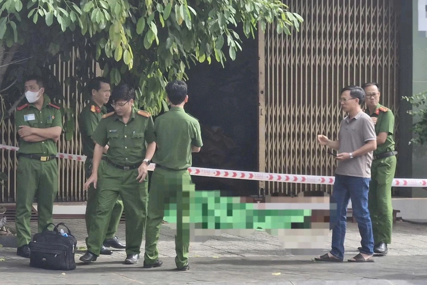 Người đ&agrave;n &ocirc;ng tử vong trước thềm nh&agrave; l&uacute;c s&aacute;ng sớm: Tiết lộ về cuộc điện thoại bất thường trước đ&oacute;- Ảnh 1.