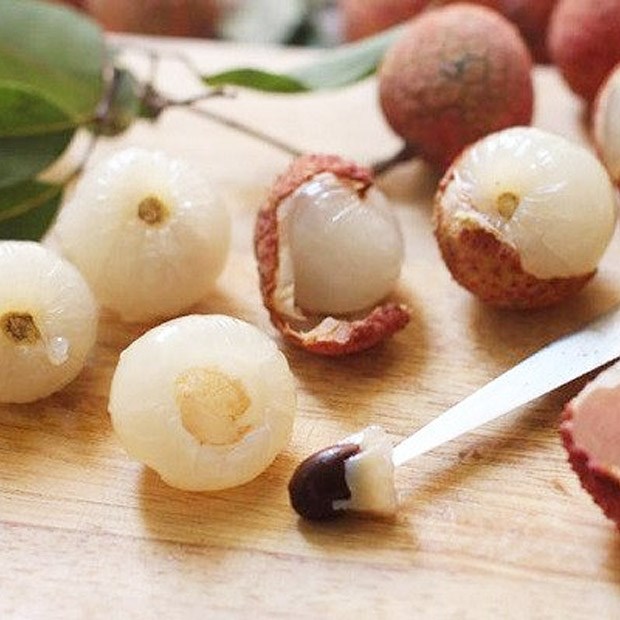 4 c&aacute;ch v&agrave;ng để ăn vải thiều m&agrave; kh&ocirc;ng g&acirc;y n&oacute;ng trong người lại trừ thấp h&agrave;n, bổ dưỡng to&agrave;n th&acirc;n, đẹp da- Ảnh 3.