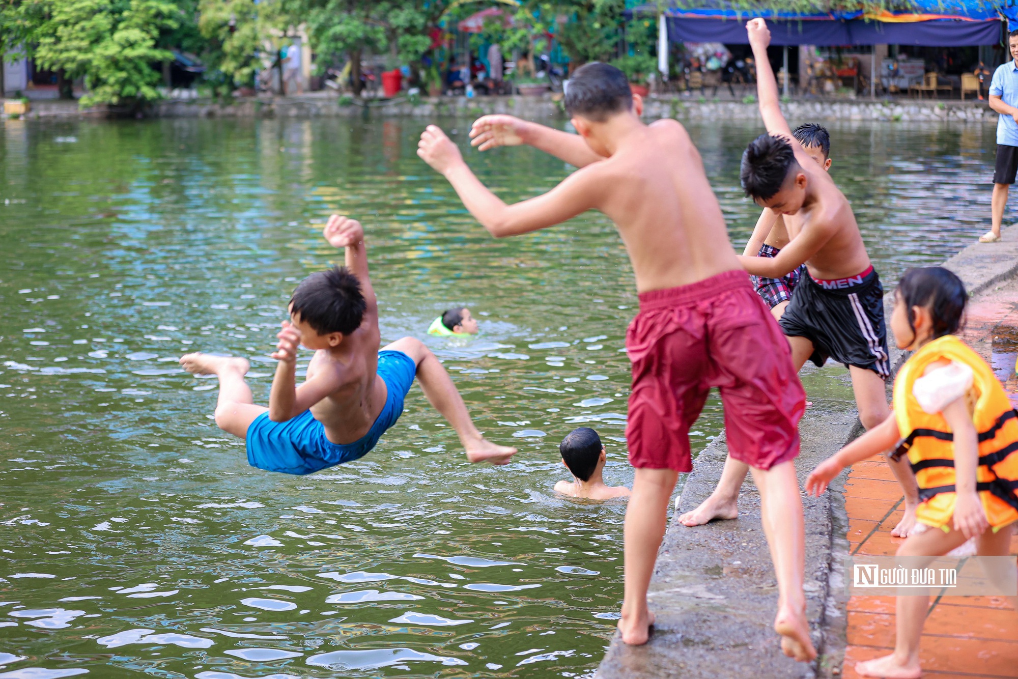 Đi bơi m&ugrave;a h&egrave; nhiều trẻ nhập viện v&igrave; vi&ecirc;m tai, b&aacute;c sĩ khuy&ecirc;n cha mẹ n&ecirc;n tr&aacute;nh điều n&agrave;y- Ảnh 2.
