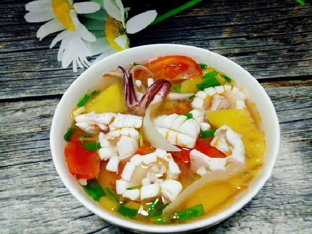 Cuối tuần nắng n&oacute;ng l&agrave;m ngay b&aacute;t canh chua hải sản kiểu n&agrave;y: Nước ngọt thanh m&aacute;t ruột, đ&aacute;nh tan mệt mỏi oi bức- Ảnh 1.