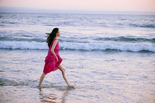 Cả m&ugrave;a h&egrave; n&agrave;y bị "bỏ b&ugrave;a" bởi sắc hồng đ&agrave;o: M&agrave;u gi&uacute;p phụ nữ trẻ ra cả chục tuổi, da ngăm hay da v&agrave;ng đều mặc đẹp xuất sắc- Ảnh 15.