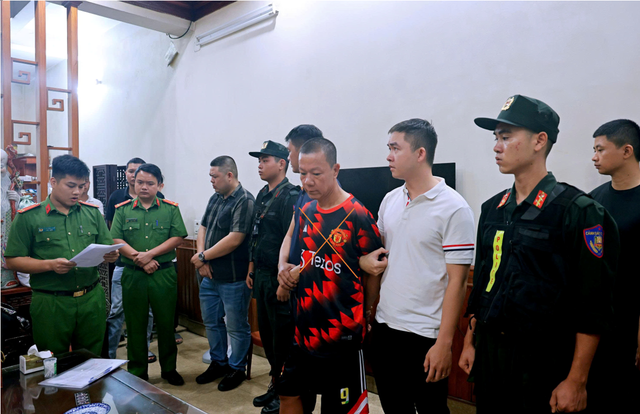 Thi h&agrave;nh lệnh bắt tạm giam, kh&aacute;m x&eacute;t nơi ở của tr&ugrave;m giang hồ kh&eacute;t tiếng Nguyễn Kỳ Dũng- Ảnh 1.