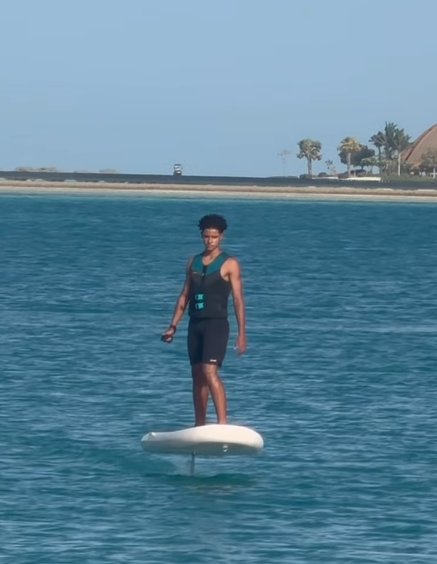Ronaldo cởi trần khoe body 6 múi cuồn cuộn bên vợ đẹp con ngoan trước thềm World Cup- Ảnh 3. Ronaldo cởi trần khoe body 6 múi cuồn cuộn bên vợ đẹp con ngoan trước thềm World Cup- Ảnh 3.
