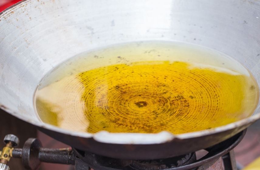 Người đ&agrave;n &ocirc;ng 50 tuổi mắc ung thư gan, b&aacute;c sĩ chỉ r&otilde; "sai lầm ch&iacute; mạng" khi d&ugrave;ng dầu ăn - Ảnh 1.