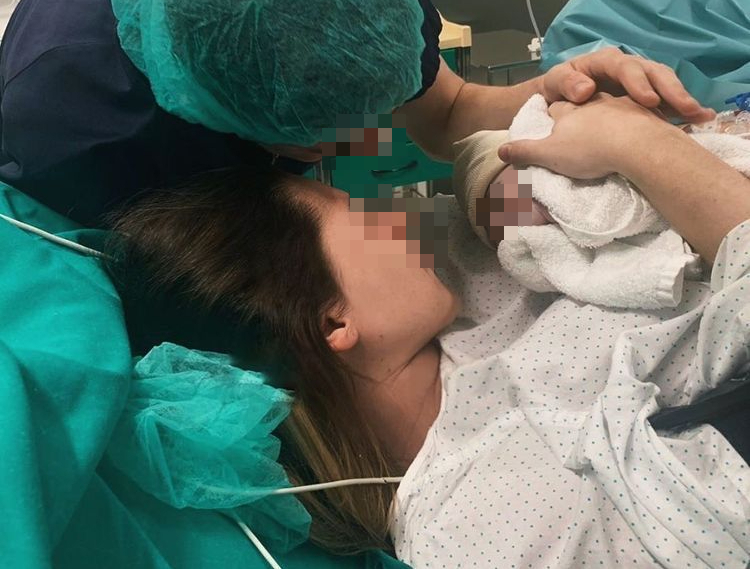 Người mẹ 32 tuổi mới sinh đ&atilde; nhiễm tr&ugrave;ng huyết su&yacute;t chết: "B&aacute;c sĩ cũng n&oacute;i t&ocirc;i chỉ đau vai do bế em b&eacute; nhiều" - Ảnh 3.