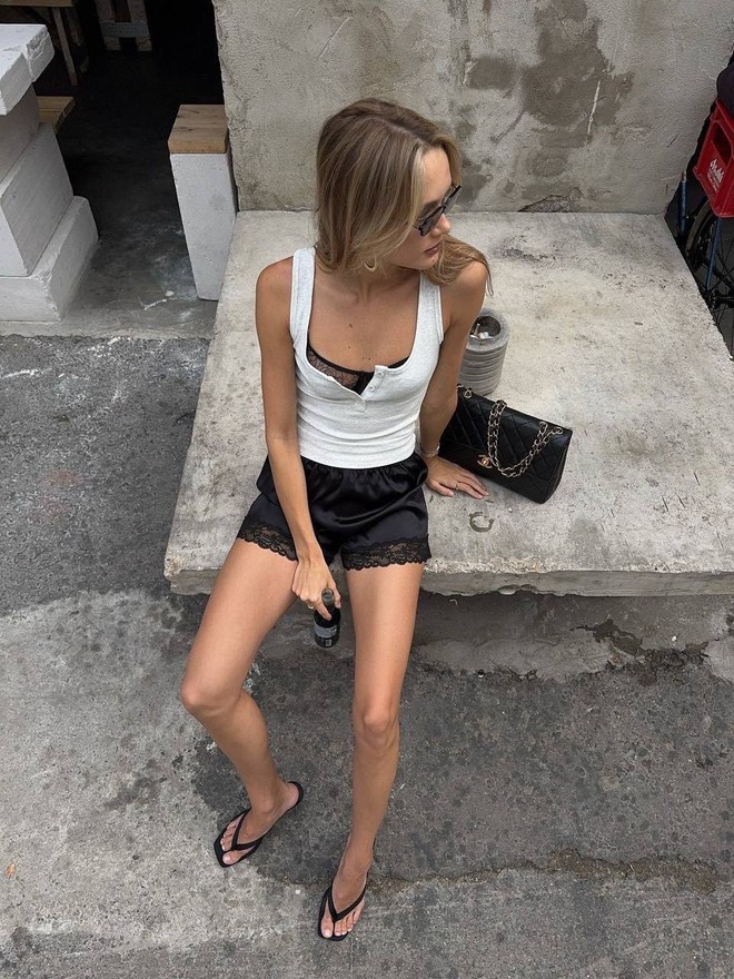 Chiếc quần ren lụa từng bị ch&ecirc; l&agrave; "đồ ngủ" giờ đ&atilde; hot nhất h&egrave;, hội g&aacute;i xinh mặc thế n&agrave;o để khoe d&aacute;ng?- Ảnh 11.