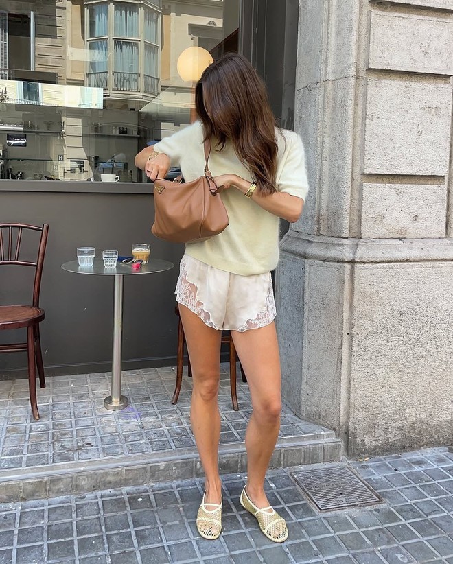 Chiếc quần ren lụa từng bị ch&ecirc; l&agrave; "đồ ngủ" giờ đ&atilde; hot nhất h&egrave;, hội g&aacute;i xinh mặc thế n&agrave;o để khoe d&aacute;ng?- Ảnh 3.