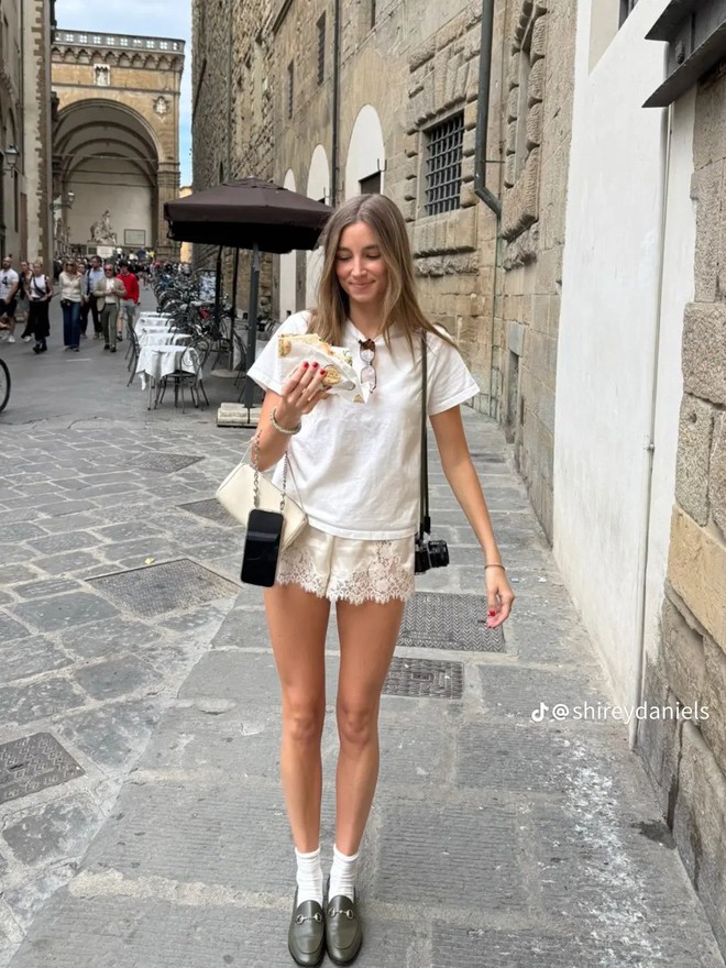 Chiếc quần ren lụa từng bị ch&ecirc; l&agrave; "đồ ngủ" giờ đ&atilde; hot nhất h&egrave;, hội g&aacute;i xinh mặc thế n&agrave;o để khoe d&aacute;ng?- Ảnh 9.