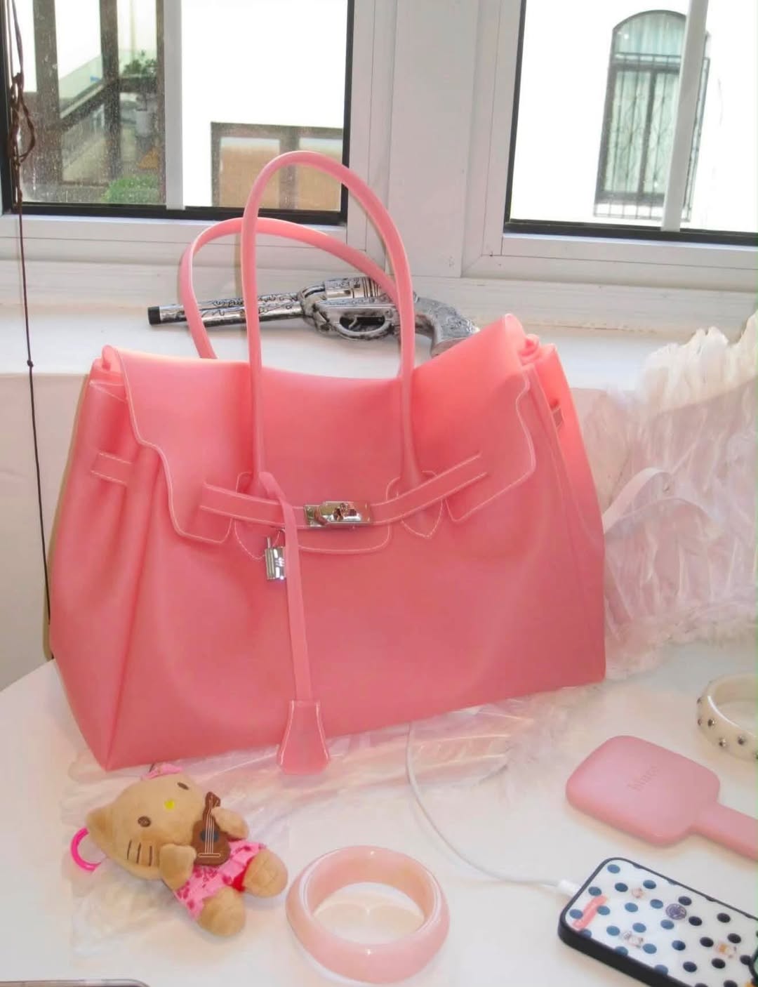 Chiếc "t&uacute;i thạch" đang khiến hội g&aacute;i xinh mặc đẹp ph&aacute;t sốt: Kiểu d&aacute;ng giống Herm&egrave;s Birkin nhưng gi&aacute; chỉ gần 2 triệu đồng- Ảnh 5.