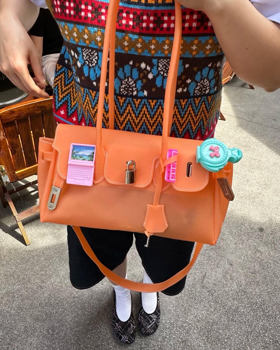 Chiếc "t&uacute;i thạch" đang khiến hội g&aacute;i xinh mặc đẹp ph&aacute;t sốt: Kiểu d&aacute;ng giống Herm&egrave;s Birkin nhưng gi&aacute; chỉ gần 2 triệu đồng- Ảnh 3.