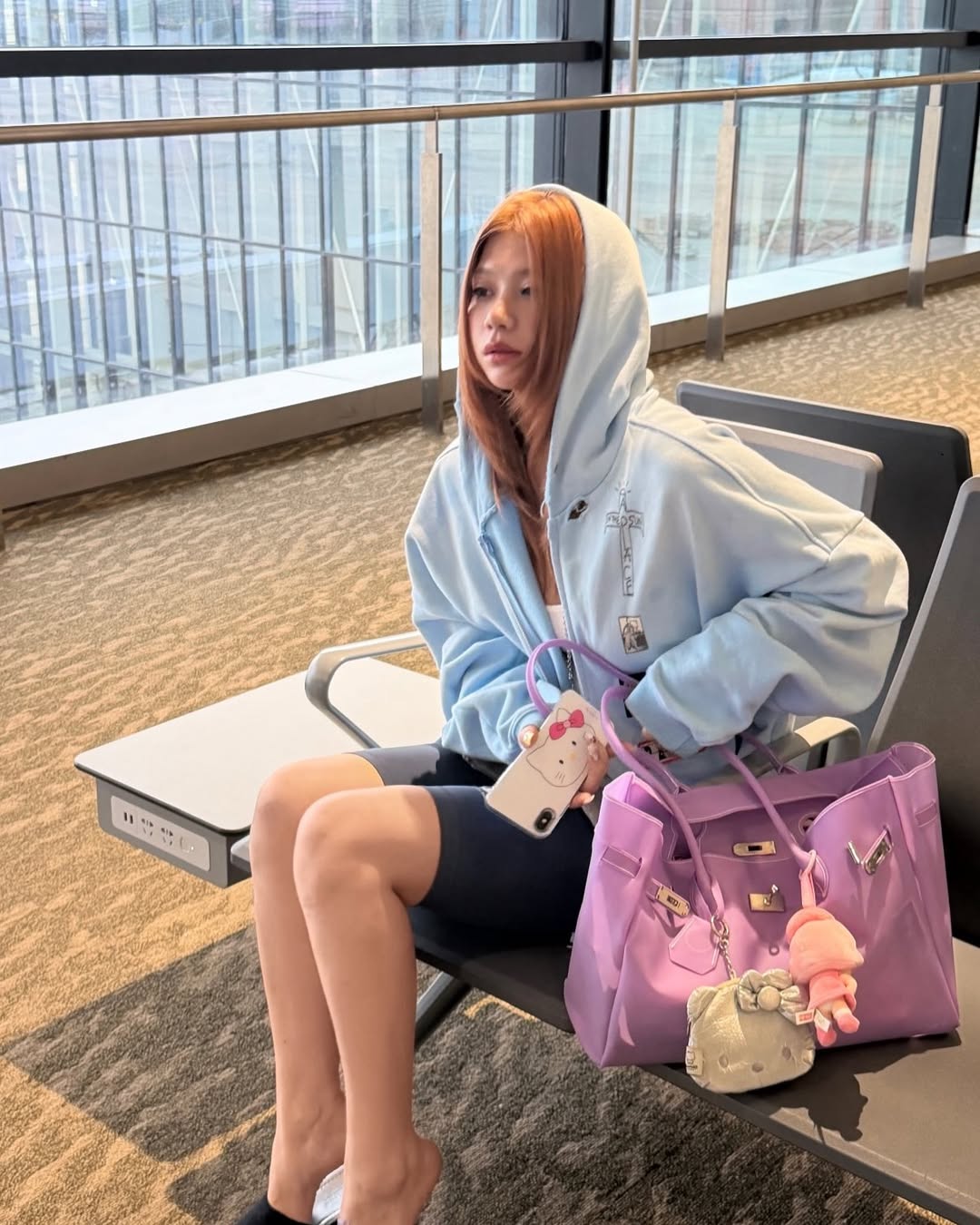 Chiếc "t&uacute;i thạch" đang khiến hội g&aacute;i xinh mặc đẹp ph&aacute;t sốt: Kiểu d&aacute;ng giống Herm&egrave;s Birkin nhưng gi&aacute; chỉ gần 2 triệu đồng- Ảnh 2.
